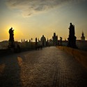 Praga. Bezludny Most Karola o wschodzie słońca